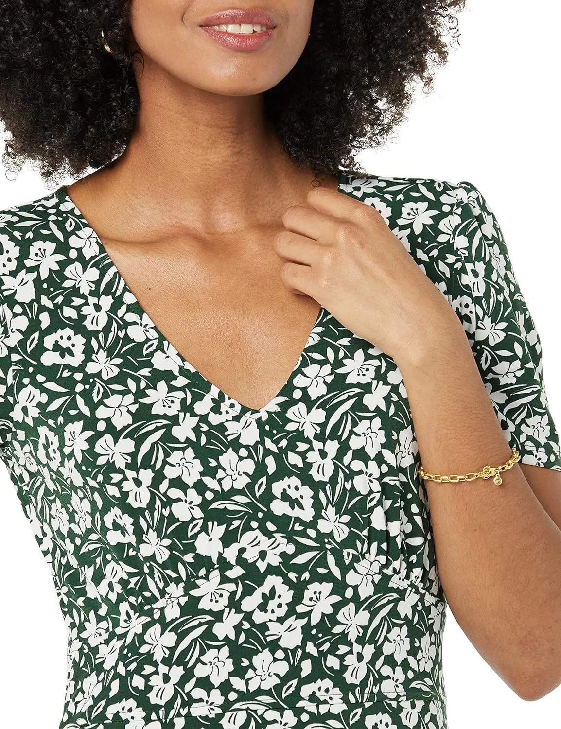 Amazon Essentials Women's Short Sleeve V-Neck Gathered Fit and Flare Dress