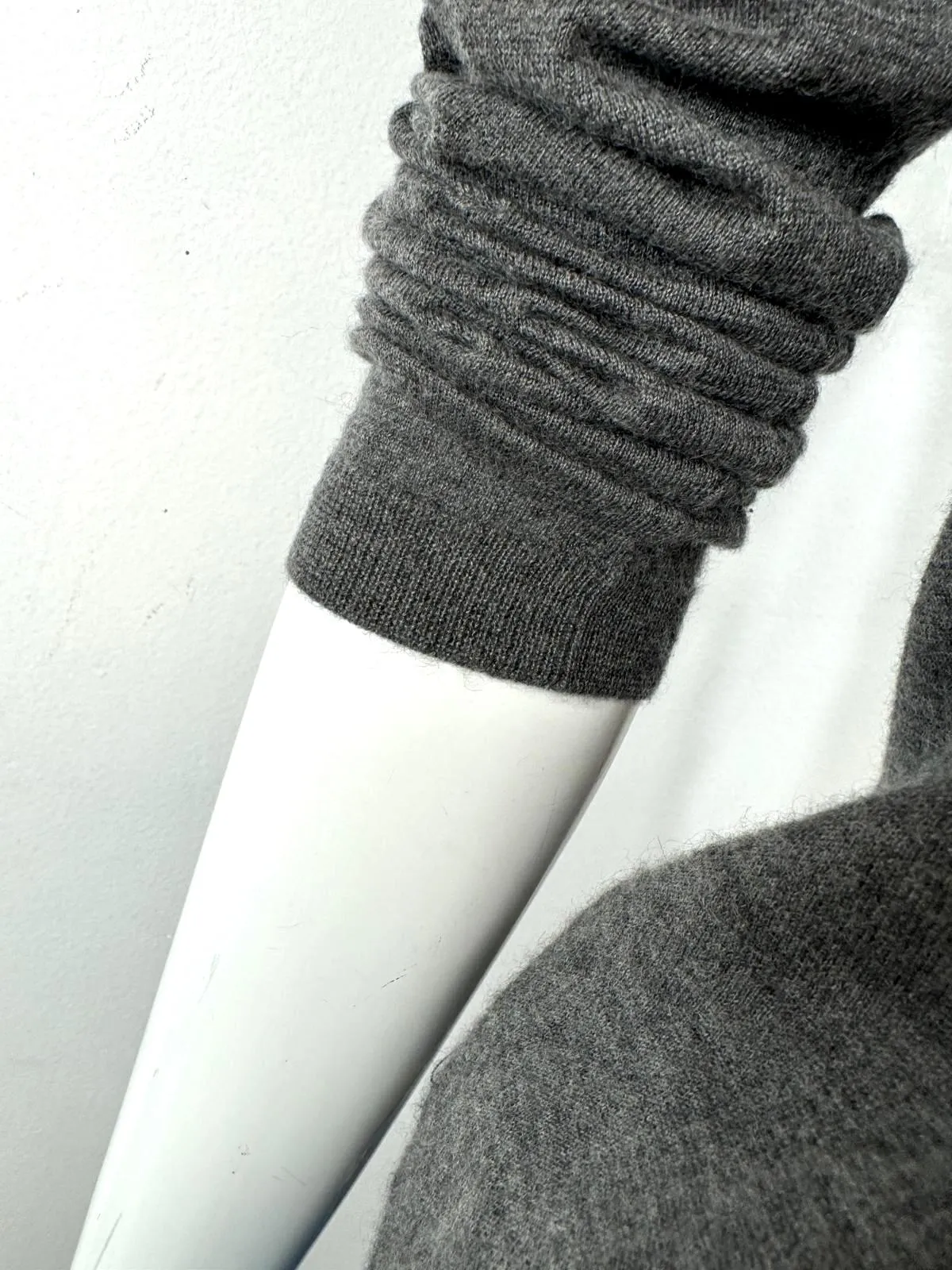 JIL SANDER V-NECK CASHMERE FITTED SWEATER