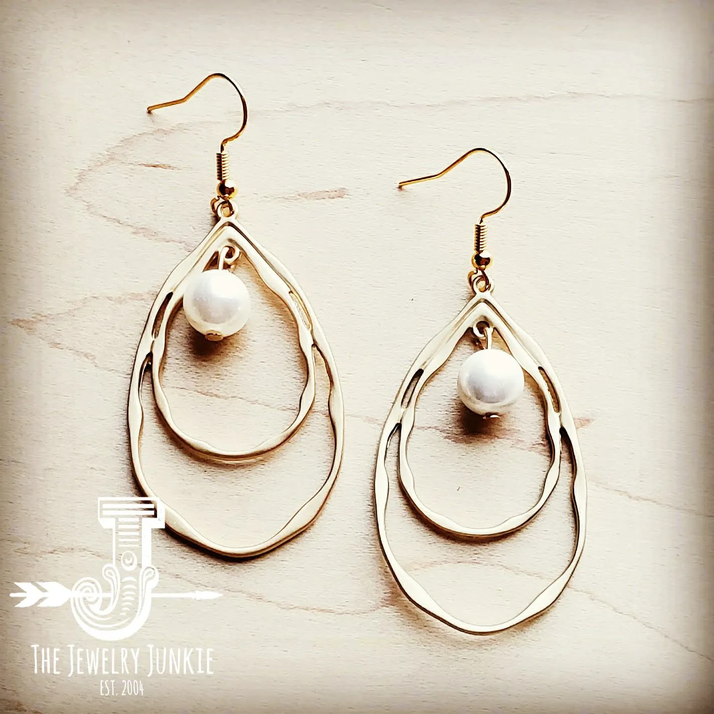 MATTE GOLD DOUBLE HOOP EARRINGS WITH FRESH WATER PEARL