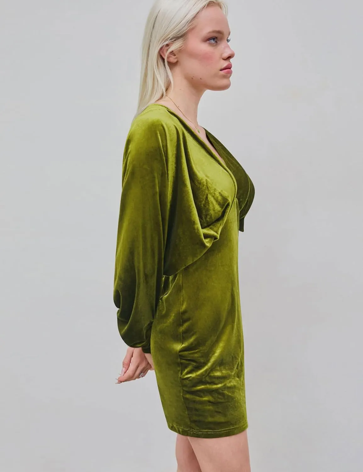 YMDUCH Women's Elegant Deep V Neck Long Sleeve Batwing Bodycon Velvet Mini Party Club Dress